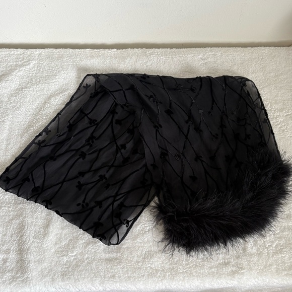 Giorgio Beverly Hills Dressy Scarf with feathering detail - Picture 8 of 9